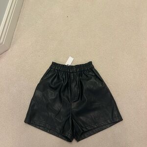 Steve Madden BB Dakota Black Faux Leather Shorts – Size Small